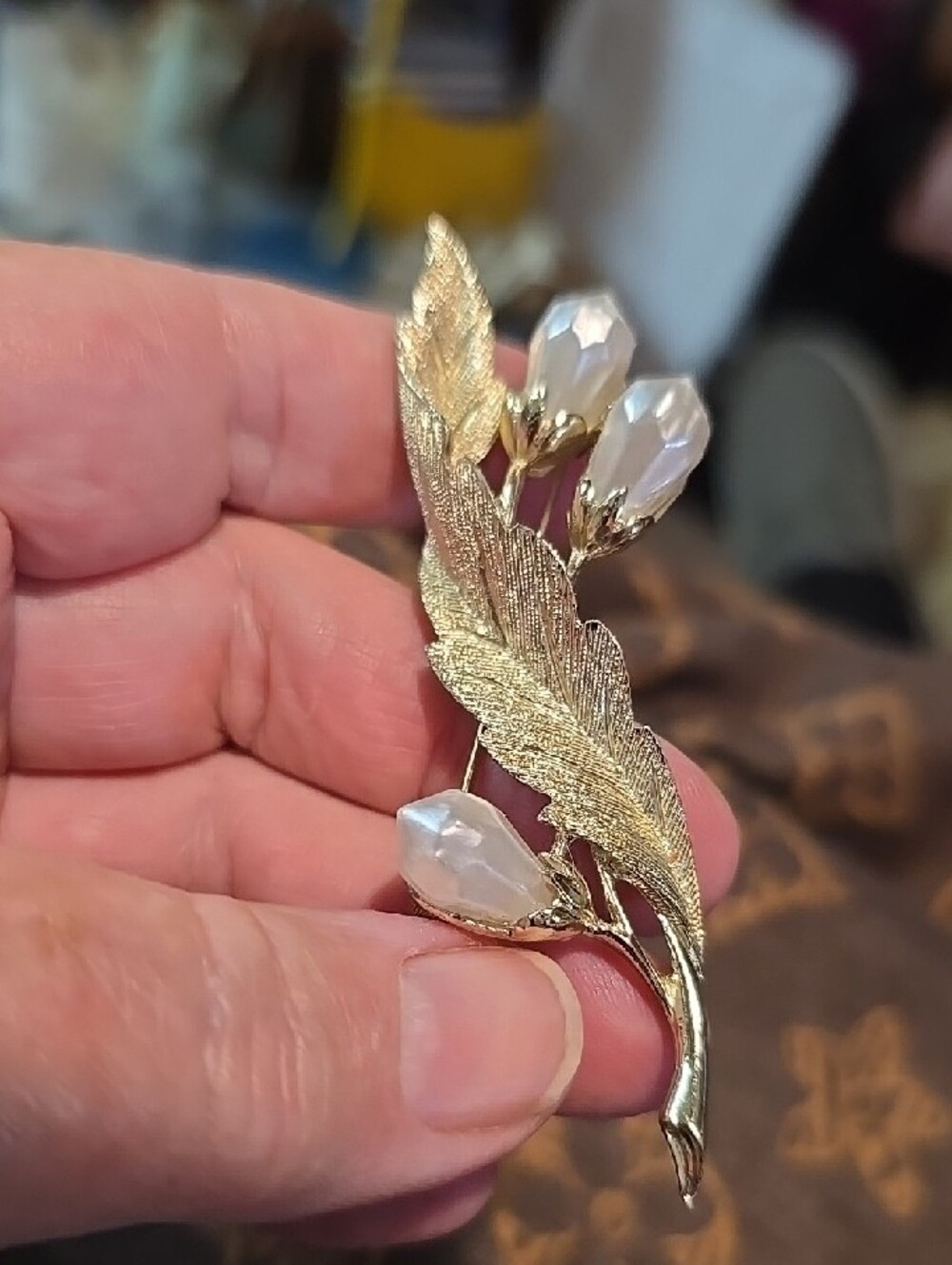 Sarah Coventry Gold Leaf Crystal Floral Brooch - Gold and Pearl 3" White - Picture 3 of 4